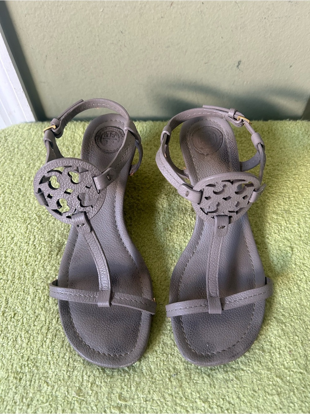 Tory Burch Taupe Leather Logo T-Strap Sandals Sz 6